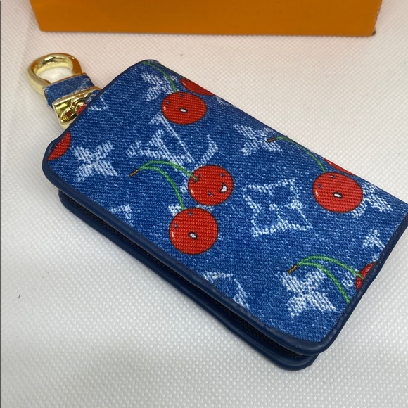 ✅ PRICE IS FIRM ✅ Fashion Cherry Print Key Holder - Picture 2 of 3